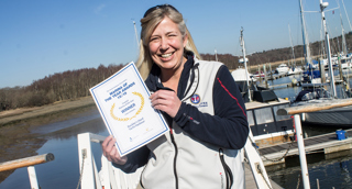 Desktop News Wendy Stowe With Winner Certificate 1140X613